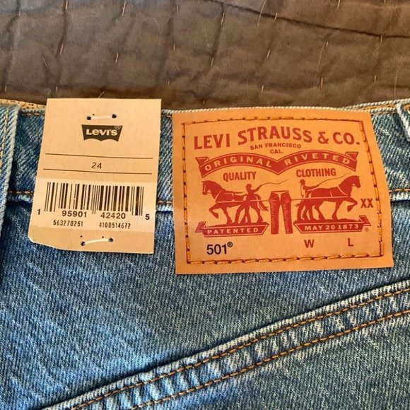 Levi's 501 Original High-Rise Cut-Off Jean Shorts - Picture 5 of 7